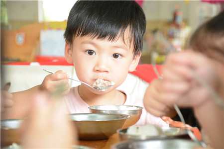 郑州医院供卵成功~郑州供卵试管公立医院，小孩被迫吃蔬菜惨相百出，宝宝不